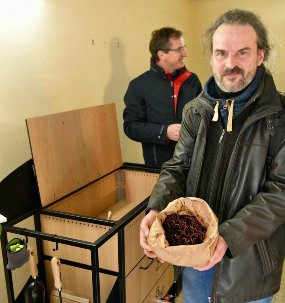 Roulotte de lombricomposteur à l'école Maginot avec le maître composteur